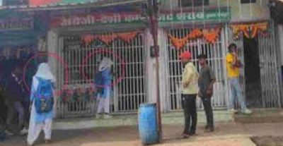 किताब की जगह हाथों में शराब की बोतलें&hellip; स्कूल यूनिफॉर्म में शराब लेने पहुंची छात्राएं