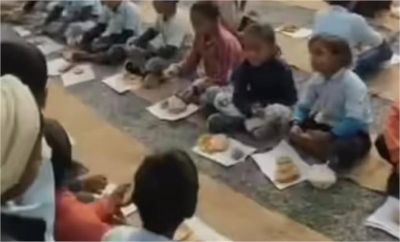 गणतंत्र दिवस पर शर्मनाक घटना! MP के स्कूल में बच्चों को रद्दी कागज पर परोसा गया मिड-डे मील