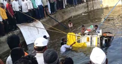 Accident: दर्दनाक हादसे ने छिनी परिवार की खुशियां, कुएं में गिरी श्रद्धालुओं से भरी पिकअप, 8 लोगों की मौत