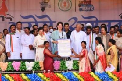 भरोसे का सम्मेलन : भूपेश-प्रियंका ने हितग्राहियों को वितरित की सामग्री