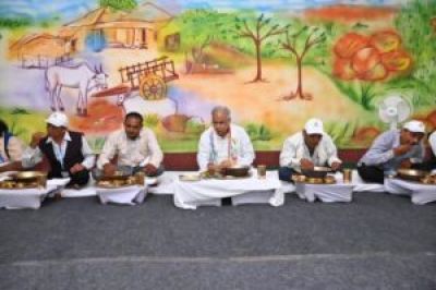 सीएम बघेल ने श्रमिकों के साथ लिया बोरे-बासी का आनंद, मजदूरों के हित में किया बड़ा ऐलान&hellip;