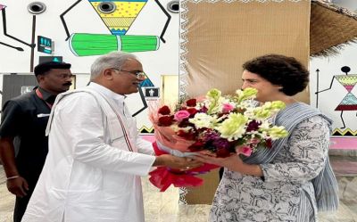 प्रियंका गांधी पहुंची राजधानी, सीएम बघेल ने किया स्वागत